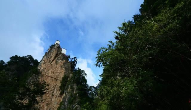 陕西深山之中，藏中国最危险房子，三面悬崖屹立不倒500年！