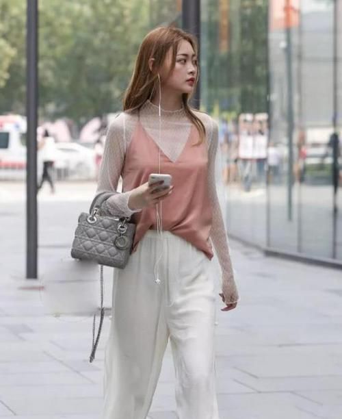 魅力|街拍气质高雅的小姐姐,一件吊带背心配开叉裤,时尚女神魅力范