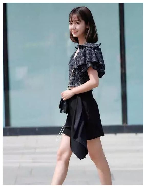 街拍:时尚清凉连衣裙，小姐姐高挑的身材美丽大方