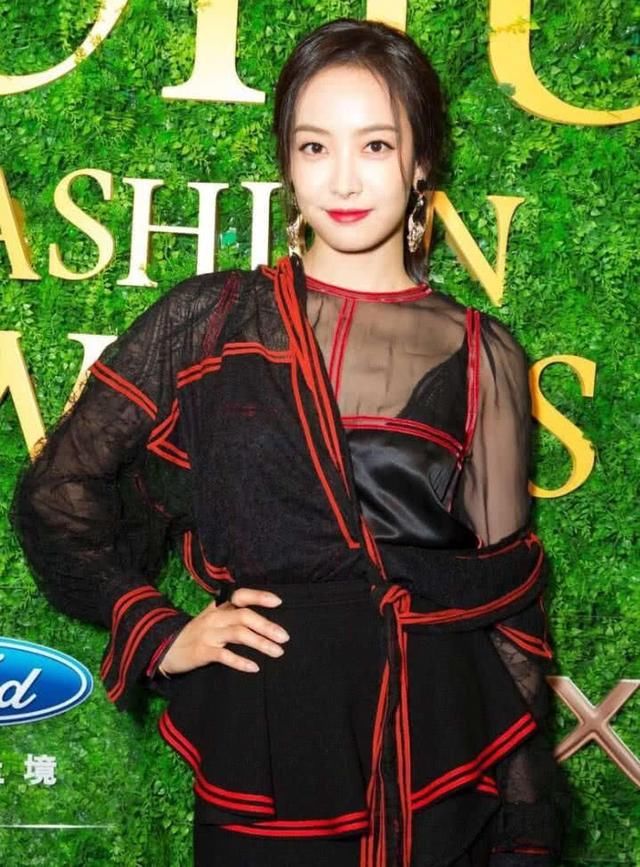 宋茜美腿又白又直，网友：第一眼，就知道不是真的！