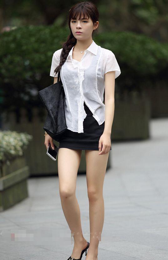 街拍：精致女孩穿超短裙，纤细的漫画腿，迷倒万千宅男！