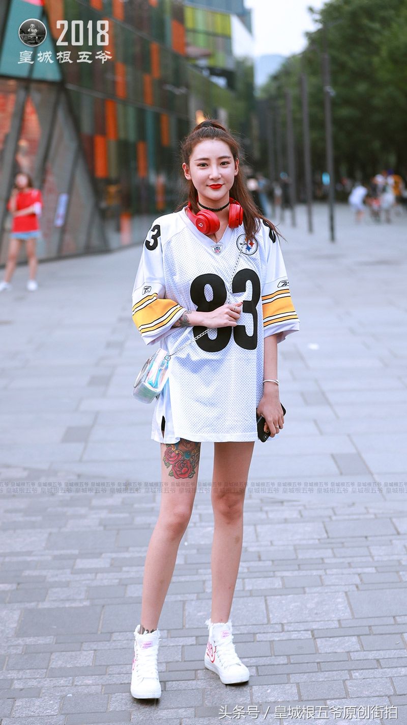 街拍:这样穿凸显身材和大长腿的同时，让你夏季也能够清爽出行