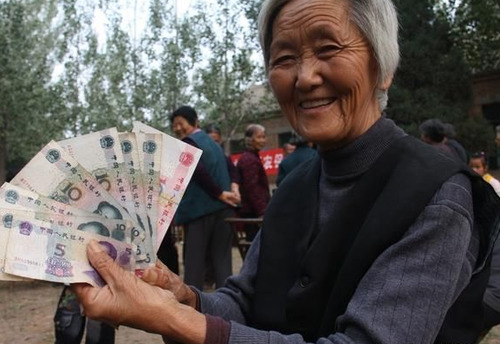 农民养老金该不该上涨？专家的建议，说到了农民心坎上