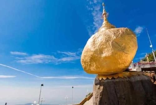 世界最神秘寺庙，建在611吨的“巨石”上，禁止女信徒触碰！