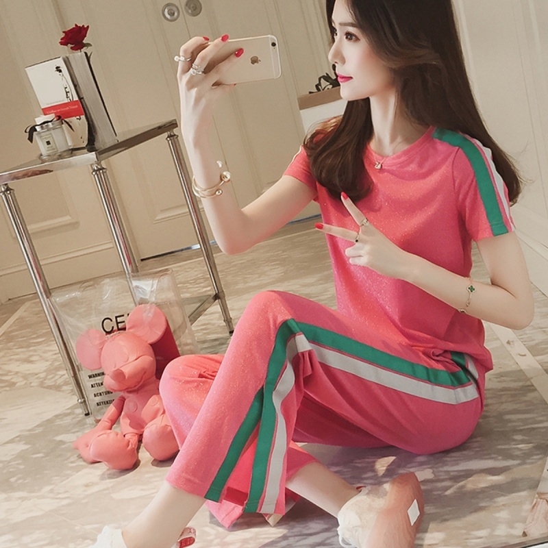 嫂子刚从香港回来，说今夏流行穿休闲套装，出门搭双小白鞋都美炸