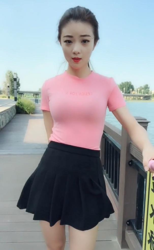 一脸青涩模样的小姐姐，浓妆艳抹干扰了她的气质