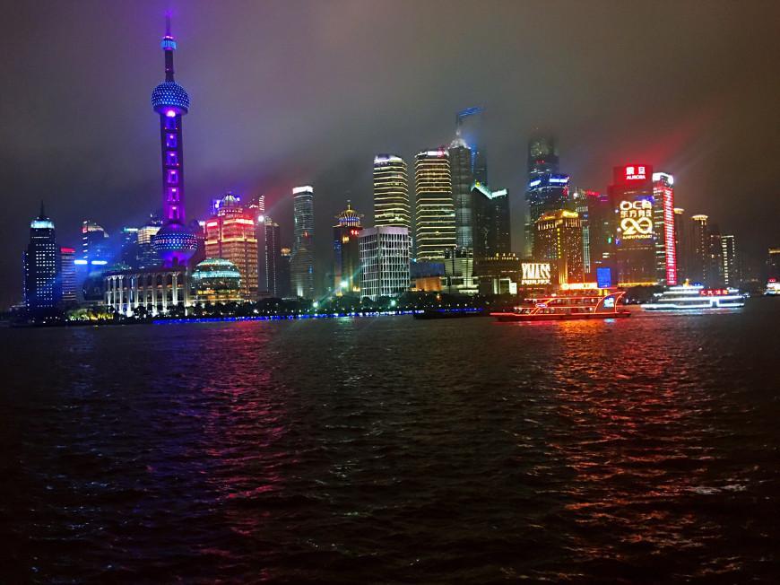 魔都—上海 雨中的外滩夜景