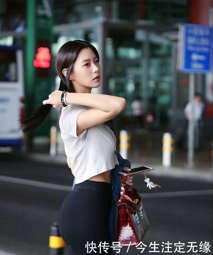 『女人』成熟的女人最迷人,小姐姐黑灰搭配秀性感身材