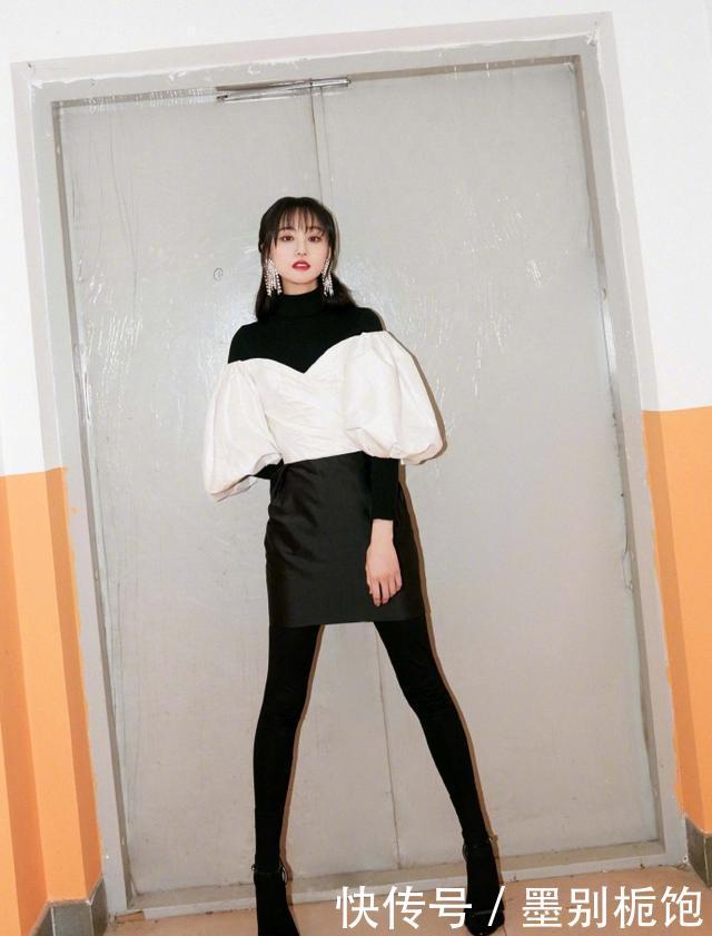 直发:郑爽真是特别的存在,稍微胖点就变美,穿碎花配黑直发美出新高度