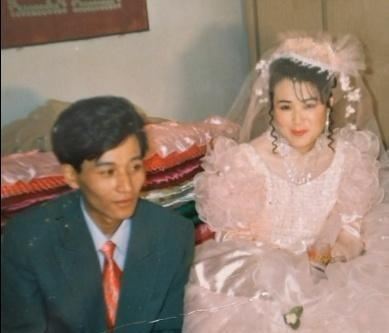 『照片』80年代婚纱照走红,新郎的背后成最大亮点,贫穷限制了想象!