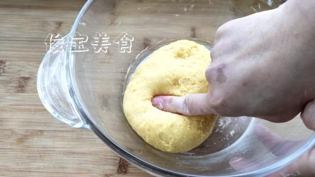 「香甜」一款不用烤箱也不用揉膜的老式豆沙面包,香甜松软,简单易学