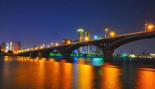  『大比拼』中部第二大城市大比拼，长沙和郑州GDP超万亿，未来谁能脱颖而出