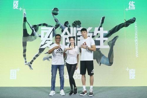 张钧甯穿着运动装紧身裤秀身材，对比与宋祖儿，丝毫看不出年龄！