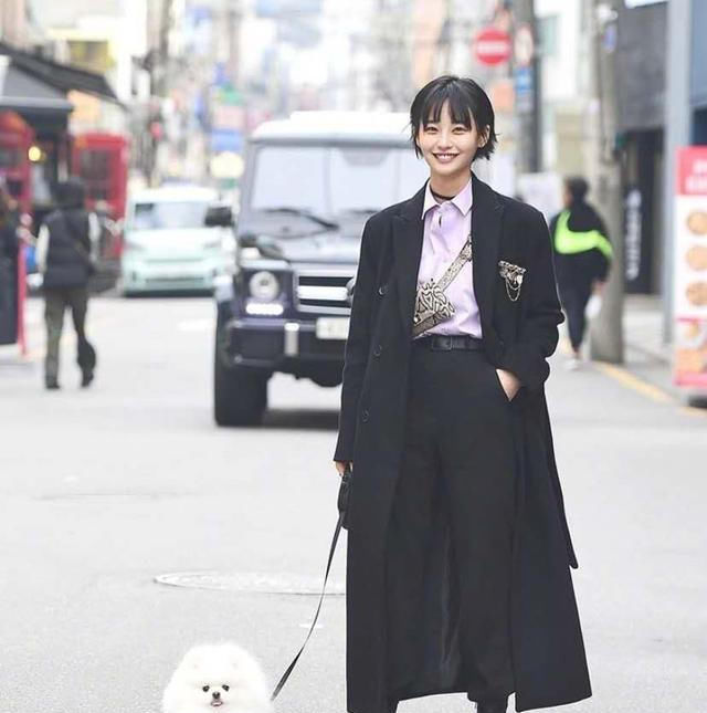  #漂亮#路人街拍:小姐姐长得漂亮又时髦,好衣品造就好气质!