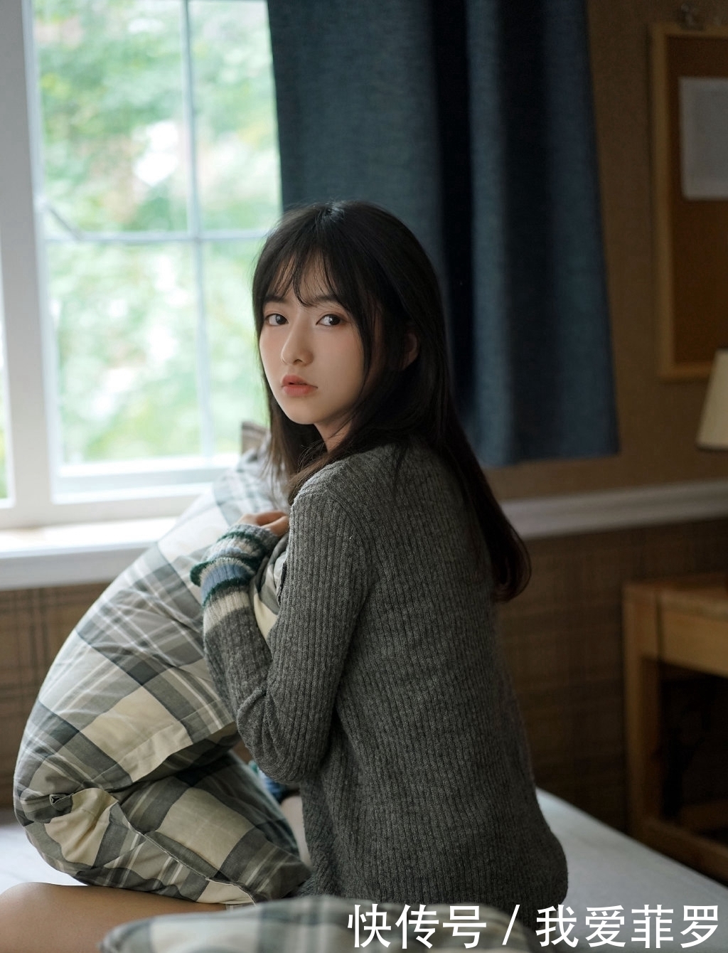  『美人如花』美女街拍：慵懒毛衣美女性感修长美腿，甜美的笑容很是治愈