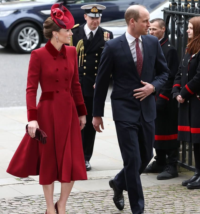  『风采』英国凯特王妃出席活动，一天两次换装，红色和宝蓝色各有风采