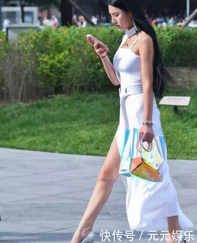 微胖小女人白色开衩裙搭配尖头高跟鞋，显高雅气质魅力