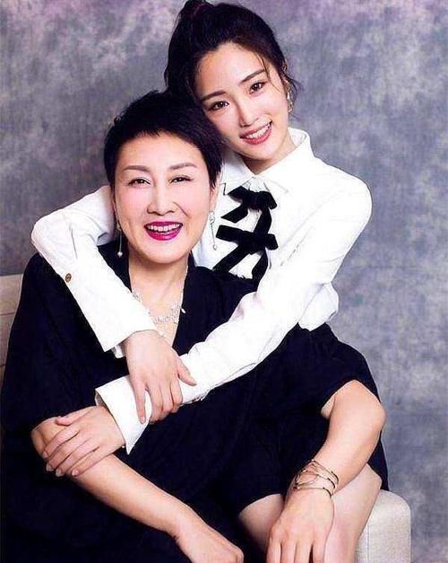  [身价]58岁“国民妈妈”凯丽，富豪丈夫身价过亿，女儿颜值爆棚也是演员