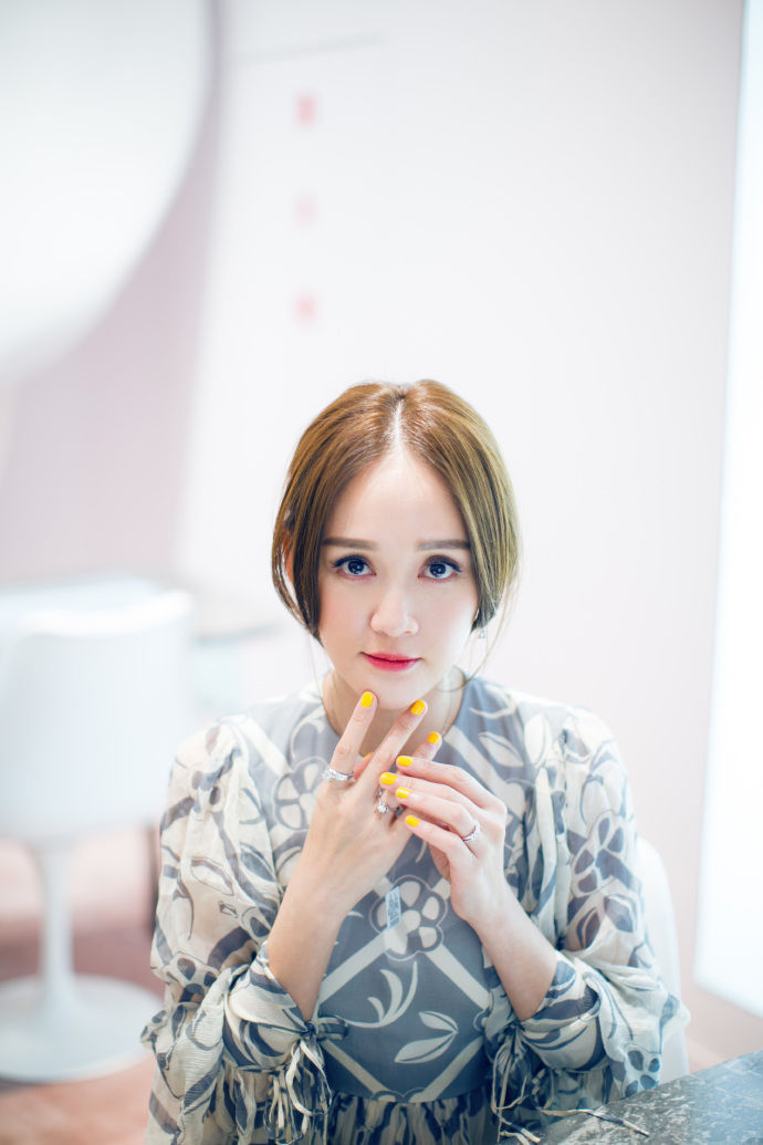 陈乔恩不过是梳了个中分发型，减龄10岁不止，网友：真有38岁