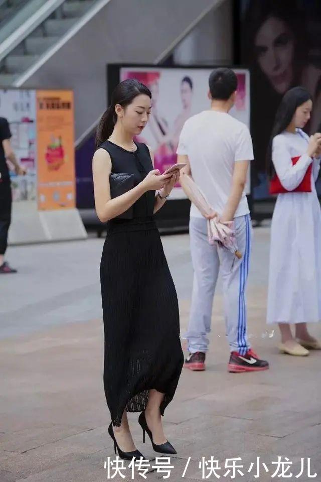  『优雅』女神一双尖头的高跟鞋，看上去时尚又有魅力，显得格外有魅力