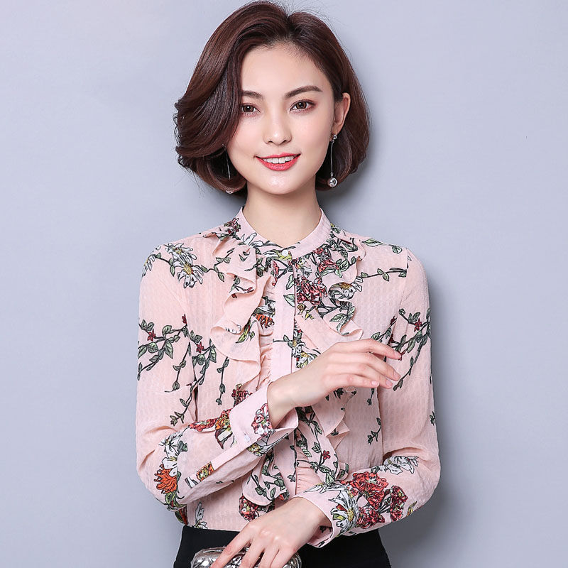 不得不说!53岁妈妈有眼光，穿了这款套装，秒变古典女神