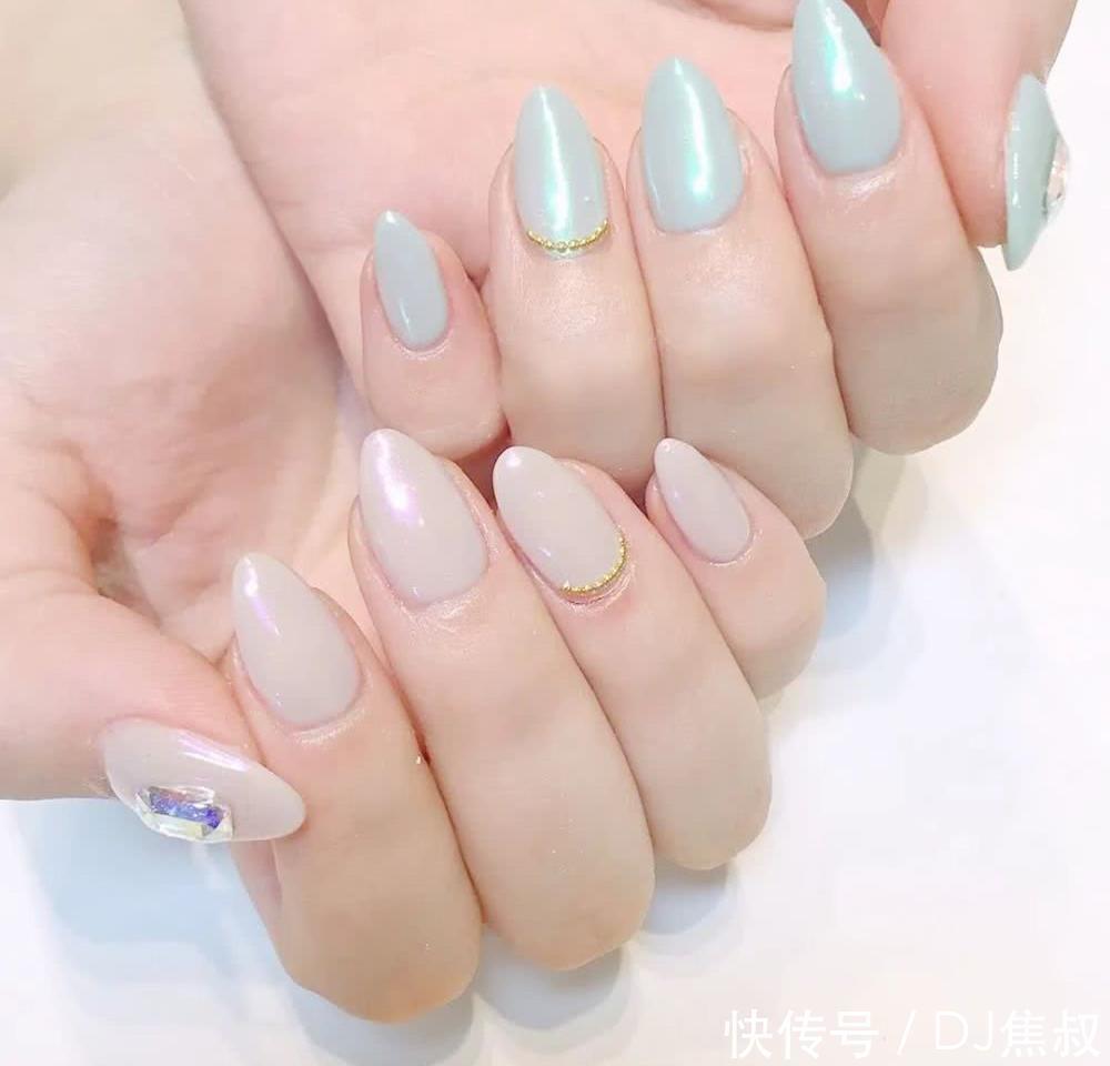  『闺蜜』做一次极光色美甲吧！闺蜜吵着让我陪她去做