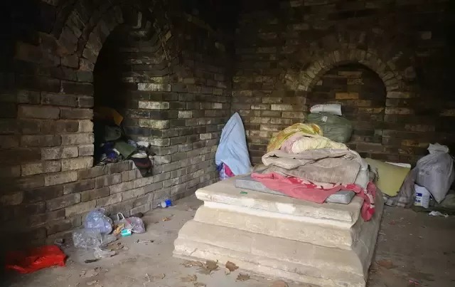 农民工住进明代公主墓，网友：穷得连鬼也不怕了！