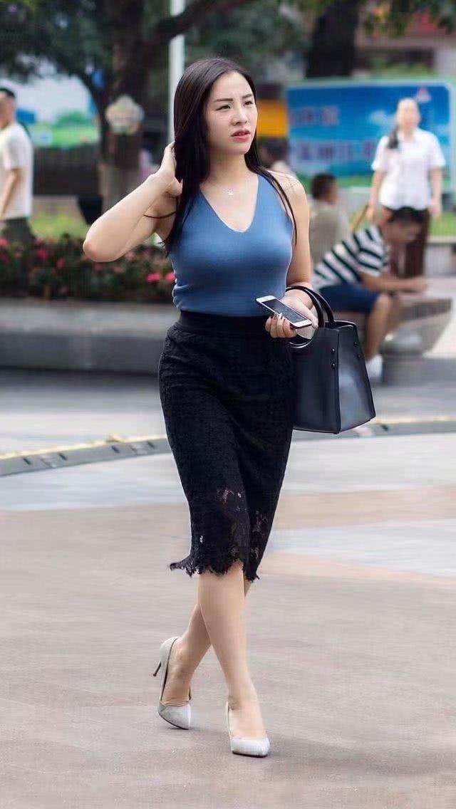 广州街拍: 牛仔热裤凸显白皙长腿, 紧身T展现傲人身材