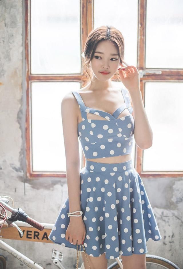 吊带上衣搭配短裙，展示傲人身材