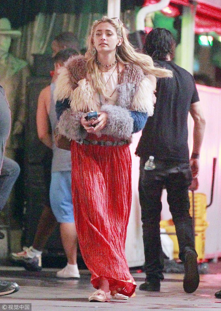 惊”父“骇俗！杰克逊女儿帕丽斯承认双性恋身份  和女友街边又搂