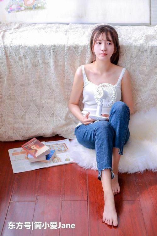 最受关注牛仔裤，美女紧绷的身材押韵，让人忘不了