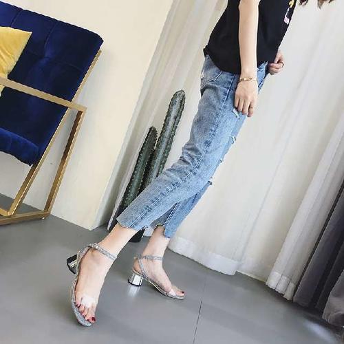 白嫩美足别藏着,夏季结束前,穿一穿透肉水晶鞋,玉足白皙忒迷人