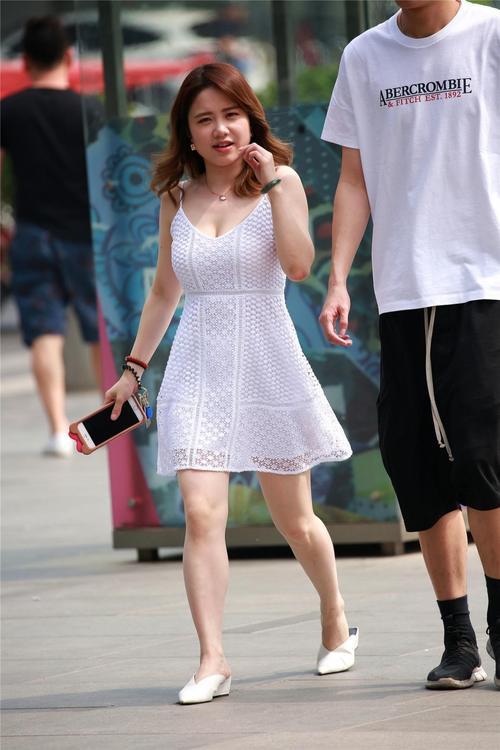 街拍：迷人的深V吊带小姐姐