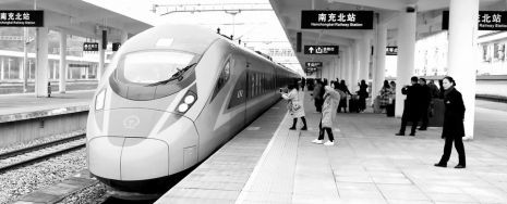 复兴号“绿巨人”开跑兰渝线 首趟动车驶入南充火车北站