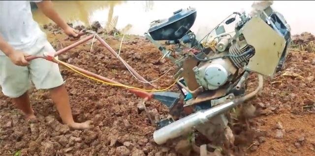 外国小伙发明“摩托车”松土机，一天松土6亩地，成本300元