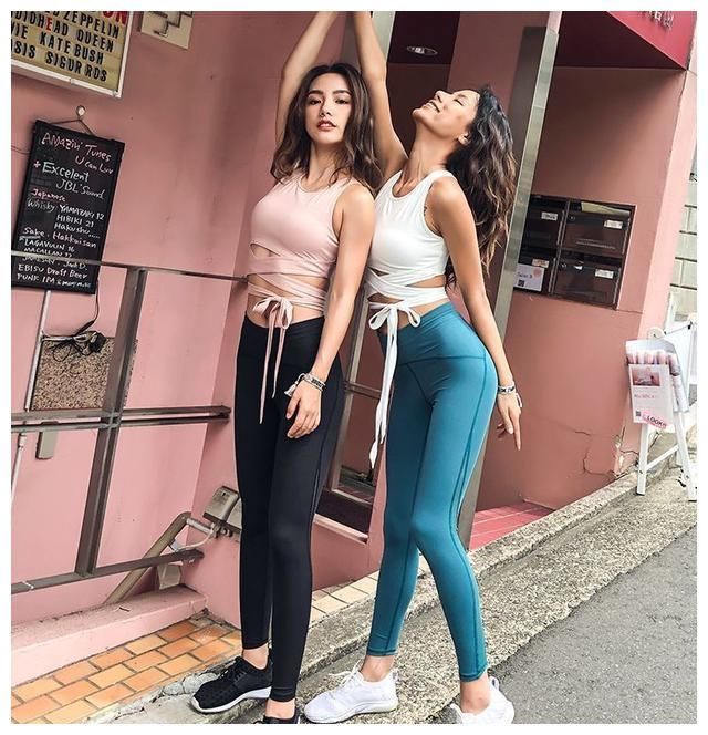 低腰打底裤搭配紧身上衣，穿着真的是太洋气了