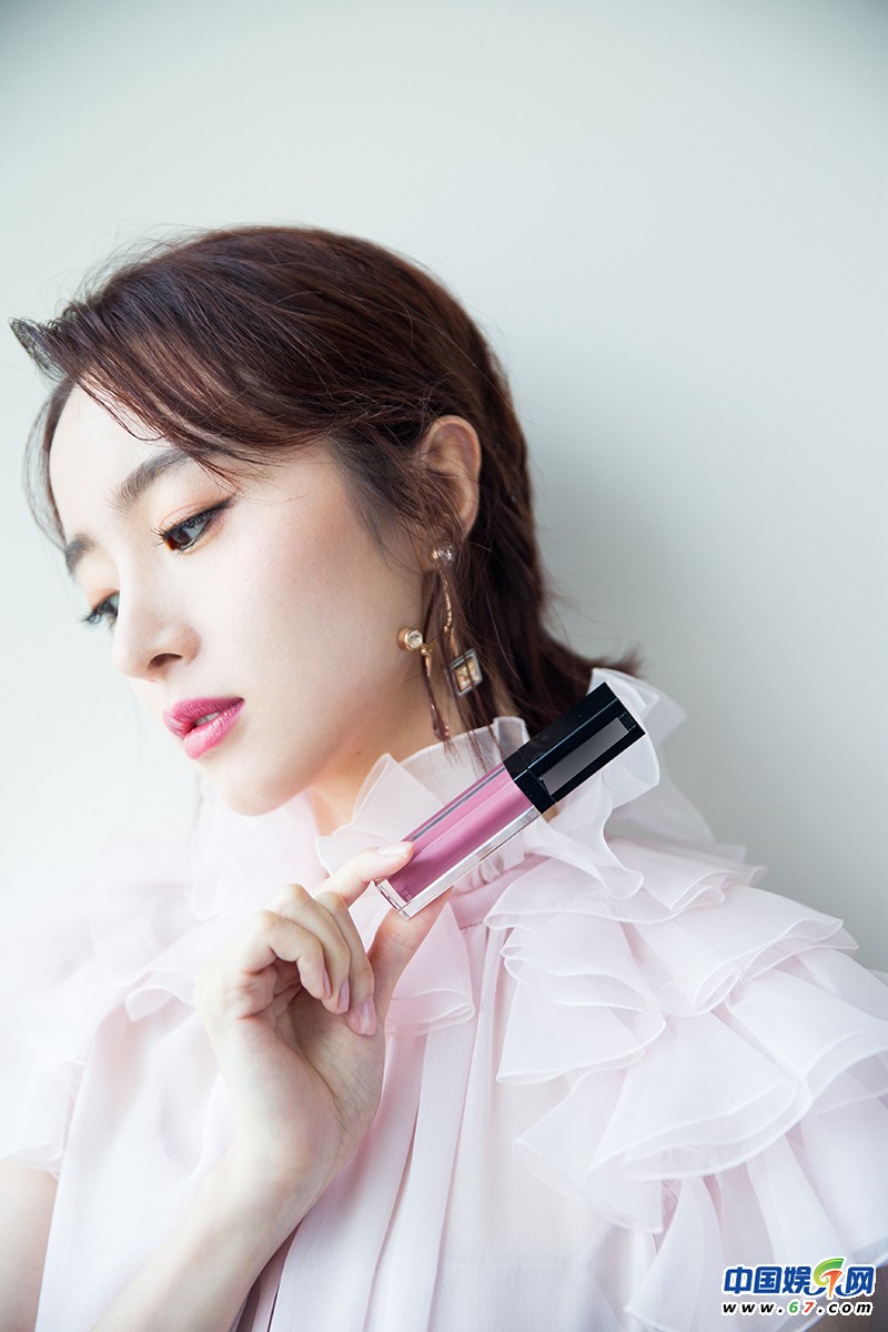 胡冰卿出席时尚活动 演绎甜美酷girl长腿抢镜