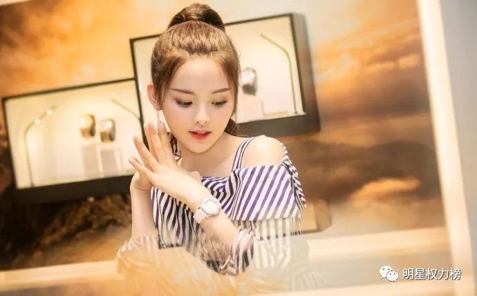 易烊千玺时尚画报优雅浪漫 杨幂演绎复古穿搭时髦爆表 许魏洲杂志