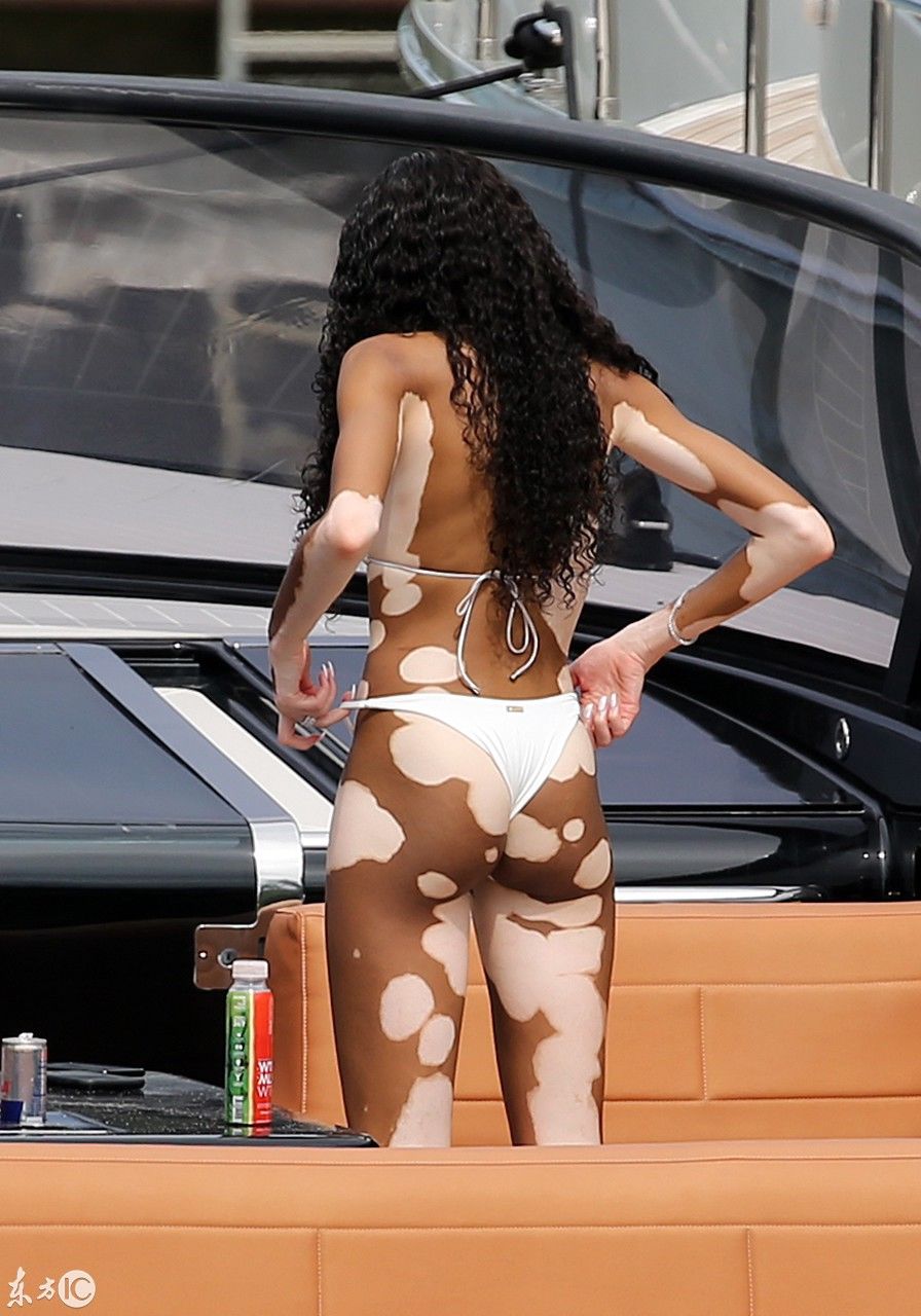 模特温妮哈洛在迈阿密的一艘游艇上嬉戏