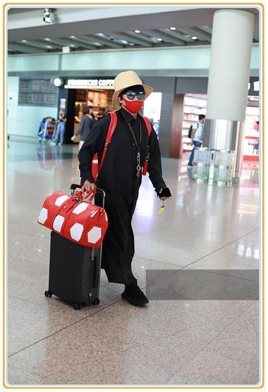 陈志朋衣品回归！一身黑色风衣帅气逼人，但网友注意力都在他包上