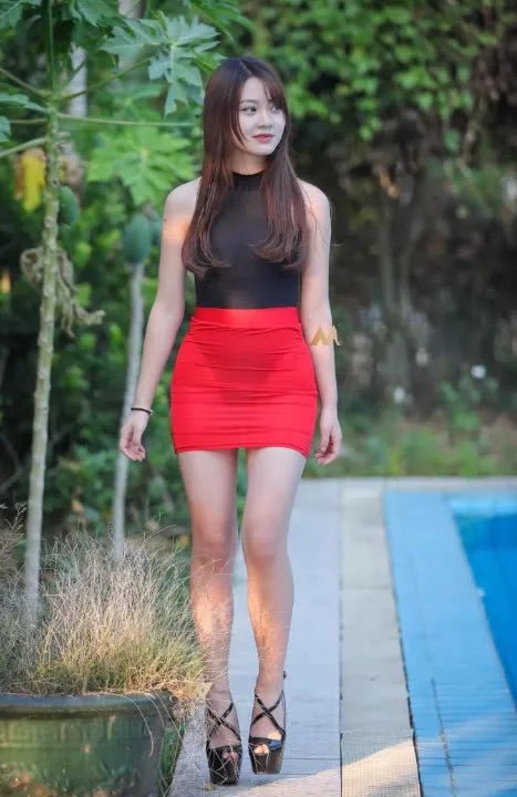 轻熟范小姐姐红色包臀裙秀身材，丰腴的臀线尽显成熟之美，摇摆的