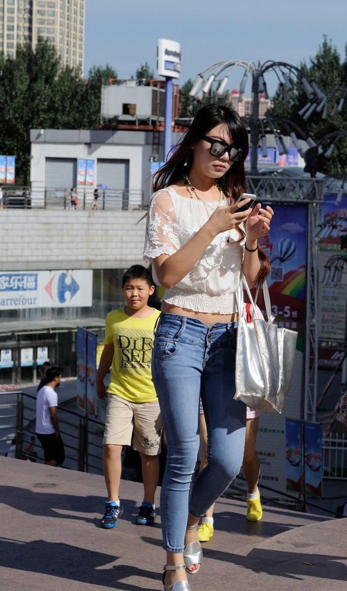 街拍:紧身牛仔低腰裤美女，包裹出纤细的小蛮腰