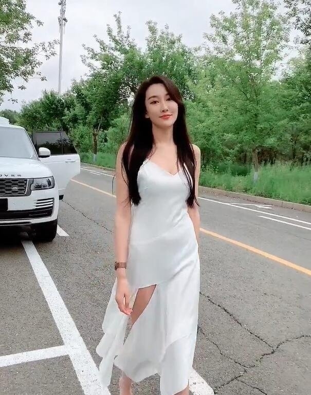 感觉:小姐姐给人初恋的感觉,摄影-小家碧玉的吊带衫