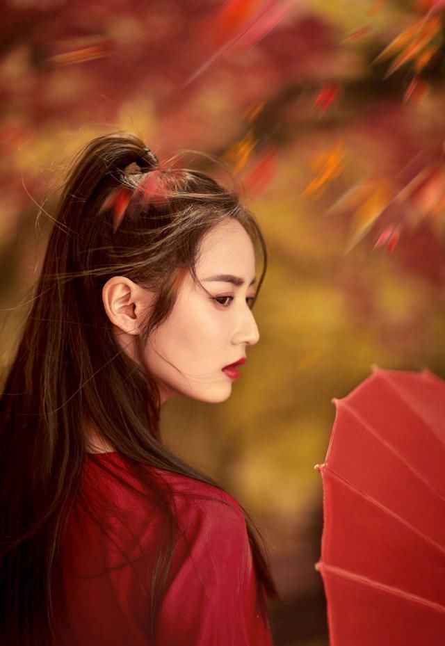  『红色』她23岁签唐嫣工作室，身穿一袭红色纱裙出镜，眉眼间英气逼人