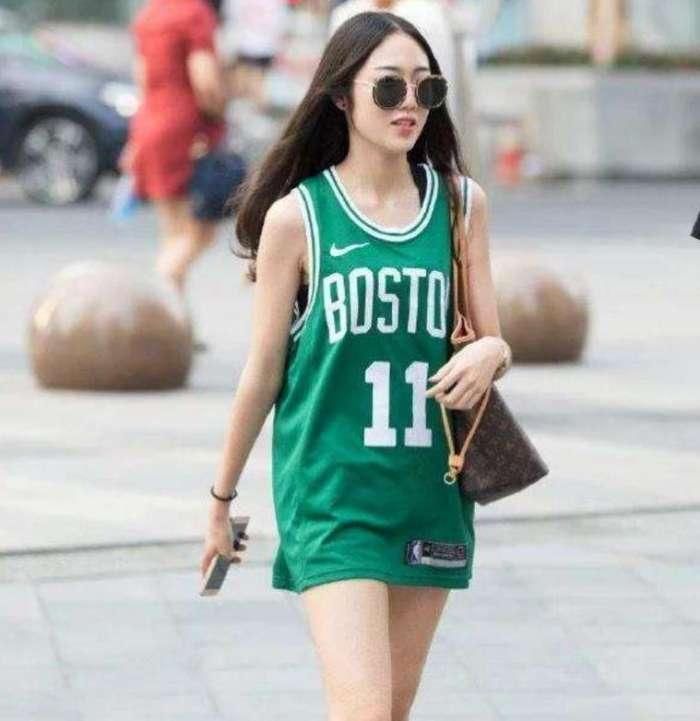 白色紧身裙的小姐姐，一双黑色高跟鞋把双腿显得白里透红，真好看