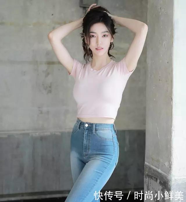 街拍：不张扬的紧身白上衣，小姐姐简繁得当，端庄典雅