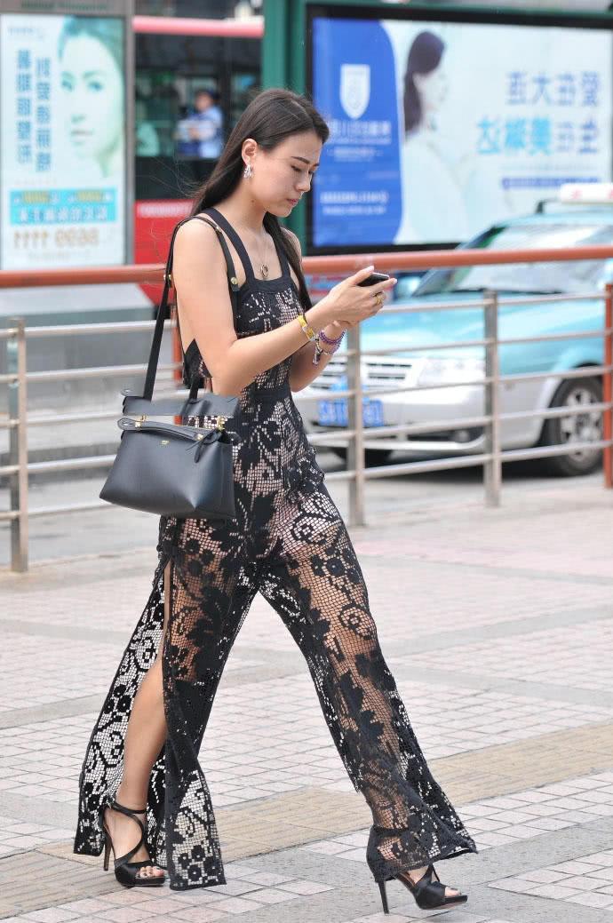 成熟御姐穿蕾丝纱衣勾勒出丰腴迷人的身材曲线,这样的衣服好看吗