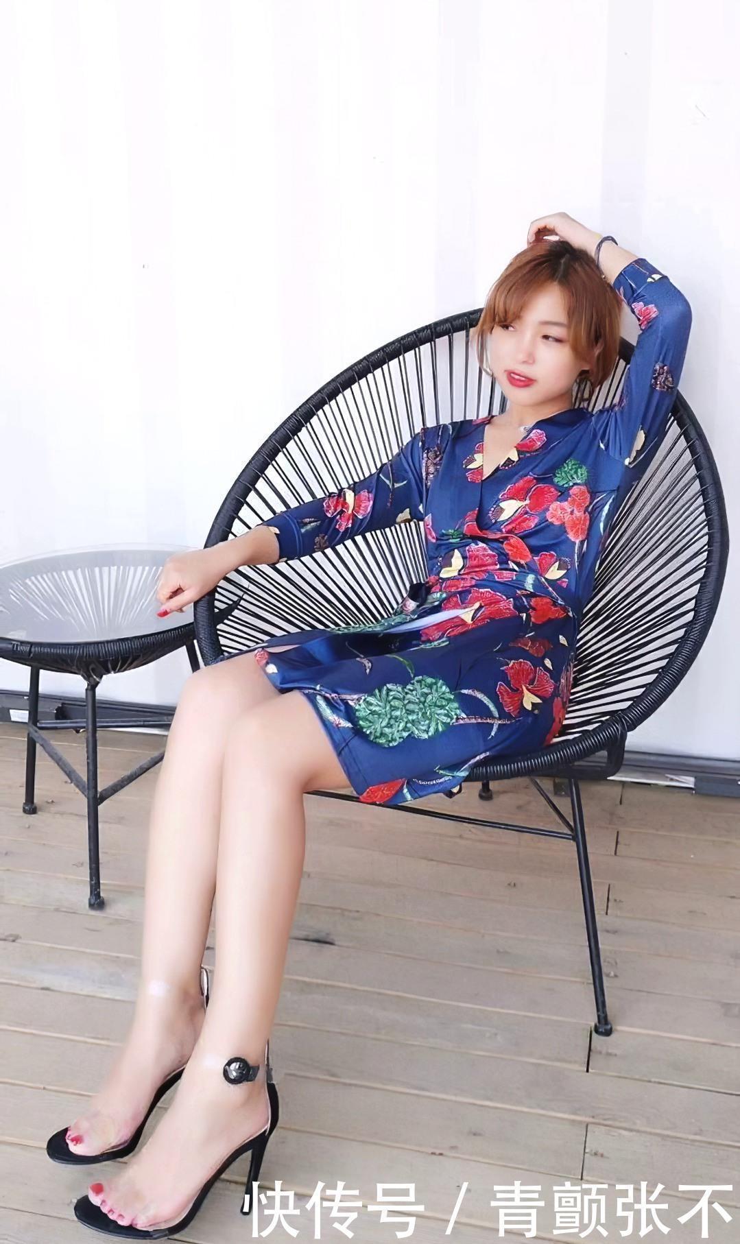 碎花|街拍美女宝蓝色碎花连衣短裙,时尚又艳丽的款式,彰显女性的活力