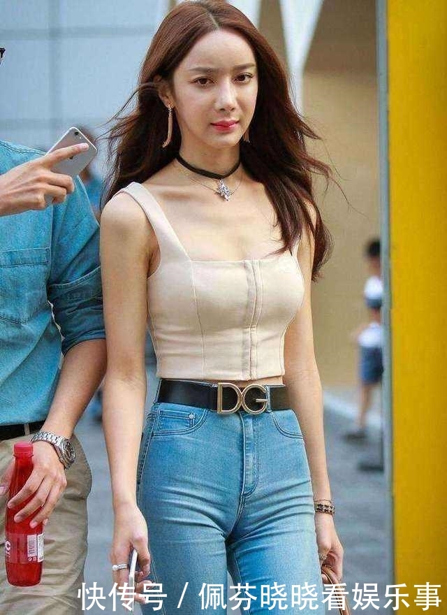 『美女』街拍:时尚气质佳,第七位紧身牛仔裤美女!