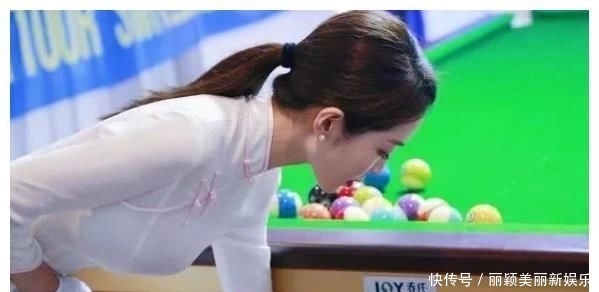 瑞士@中国女裁判凭身材爆红,穿旗袍亮相瑞士赛场,网友:尽显东方美